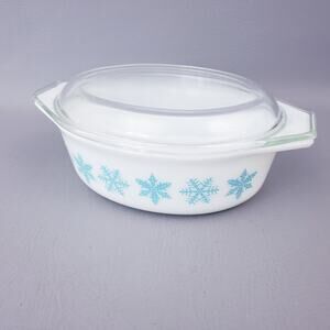 Pyrex Glass Blue Snowflake on White 1.5 Quart Casserole Dish with Lid #043